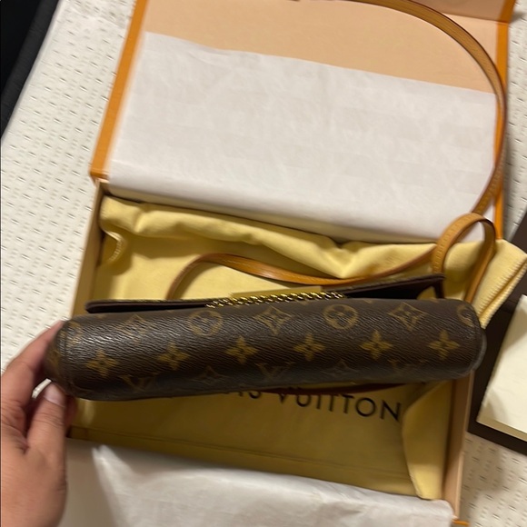 Louis Vuitton Favorite MM Monogram Crossbody Bag - Picture 9 of 16